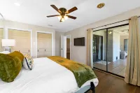 Clean, modern, luxury 4 bed room home on the water with pingpong table/Smart TVs