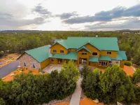 MASSIVE 9 BEDROOM LUXURY CABIN! PERFECT FOR REUNIONS AND RETREATS! - balcony