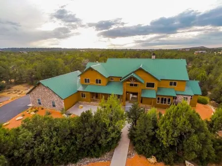 MASSIVE 9 BEDROOM LUXURY CABIN! PERFECT FOR REUNIONS AND RETREATS!