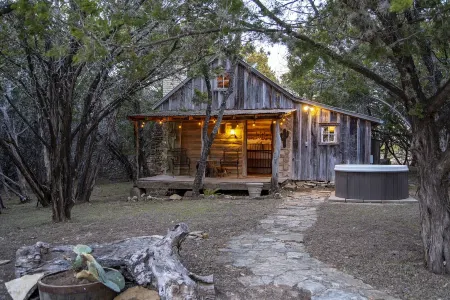 1800's Cactus Cabin/Hot Tub/Voted Most Romantic! Close to Downtown! Peaceful!