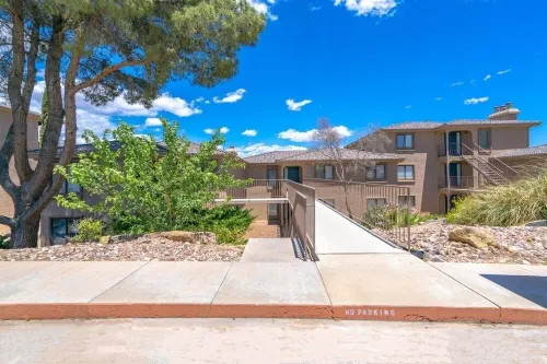 Cozy Cactus Condo, Mountain View Patio, Pools, Hot Tubs, Gym, Pickleball, Resort