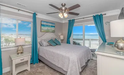 Enjoy Fall Weather! Bring You Bathing Suit!Spacious 2 Bedroom-4 Blocks to Pier.