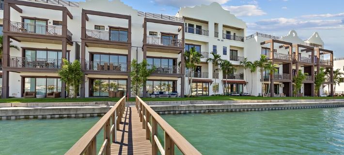 Luxury Waterfront Townhome 3Br w/ Pool, Dock, Boat Slip & 4 Decks, Walk to Beach Отели в г. Пинеллас