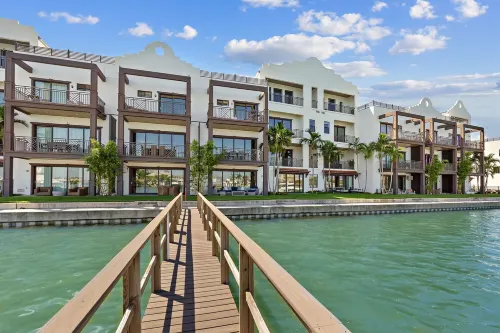 LUX 3 STORY/4 DECKS WATERFRONT W/ 3 BR w/DOCK & BOAT SLIP!! Walk to beach! BBQ!
