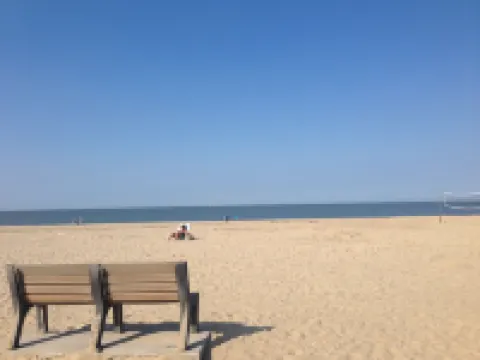 Spacious, Well-Kept, Clean Home an Easy Walk/Bike to Town and Beach.