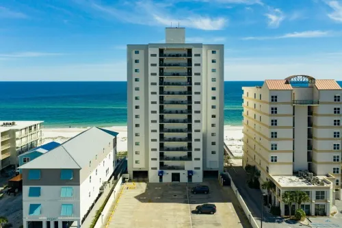 Beach Front, Balcony access from den and master, Spacious living, fully equipped