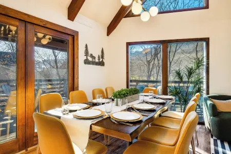 Hot Tub, Firepit, Mountain Views, Near Resort Attractions