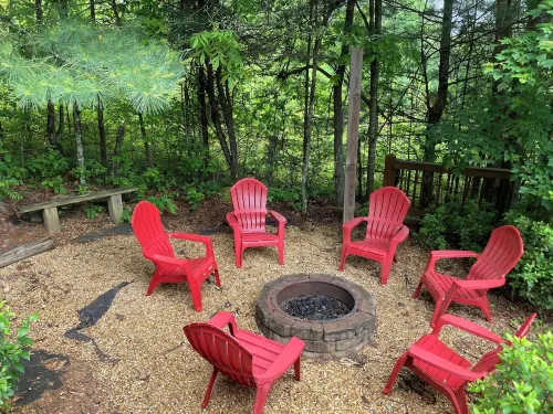 4.3 miles to BR center, Private, Family Fun, Hot Tub, Serene