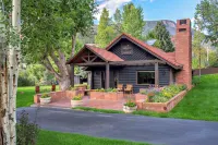 Historic Log Cabin Lodge near downtown Basalt, easy walk to the 2 rivers
