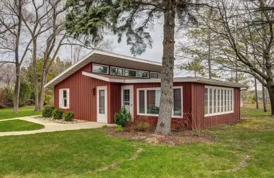 Charming guesthouse within minutes of downtown Fish Creek! Hotels near Chambers Island Lighthouse