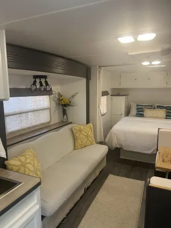 Cute Private Camper close to beach and bay Отели в г. Наварр