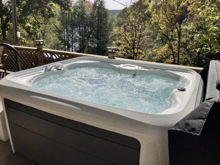 Cozy Mountain Cabin near Ohiopyle, Hot-Tub