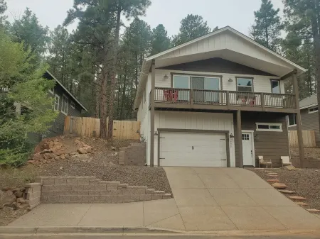 Downtown New Modern Mountain Home with Game Room- Large Groups Welcome! Отели рядом с достопримечательностью «Обсерватория Лоуэлла»