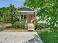Bright & Cheery Bungalow - Mins to Downtwn Fort Mill Hoteles en Fort Mill