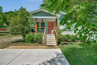 Bright & Cheery Bungalow - Mins to Downtwn Fort Mill - Wi-Fi