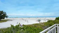 SIESTA KEY, BLUE ROMANTIC DREAM! 100 FEET TO THE  BEACH!