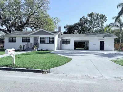 Tranquil 3-bedroom house in Sanford with AC, WiFi Hotels near Terminal B, Sanford International Airport