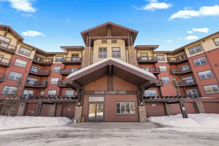 Adorable 2BD/2BR Ski-In/Out Condo in Granby Ranch Отели в г. Грэнби