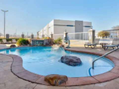 La Quinta Inn & Suites by Wyndham Allen at the Village Hotels in Allen