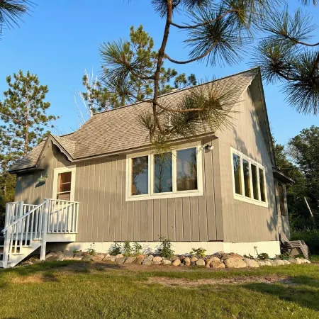 Cozy cabin 25ft off the water! Near shopping, Restaurants, Attractions & Golf!