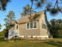 Cozy cabin 25ft off the water! Near shopping, Restaurants, Attractions & Golf! - Chalets