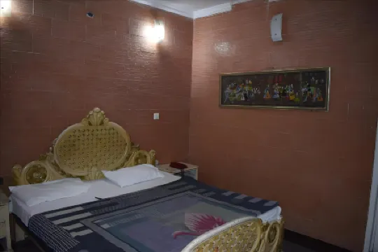 Alpine Hotel Отели рядом с достопримечательностью «Университет Эдьюкейшен»