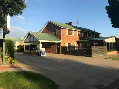 The Crossing Motel Hotels near Shanks Zoo