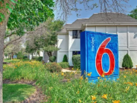 Motel 6 Glenview, IL - Chicago North Hotels in Glenview