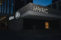 Hilton Toronto Airport Hotel & Suites Các khách sạn gần Donato Salon + Spa