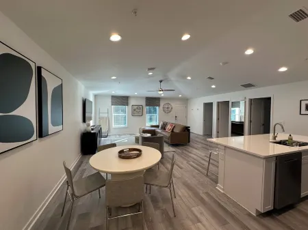 4 min to WEC, Crownwood Modern, NEW 3bd 2ba cozy townhome close to FAST