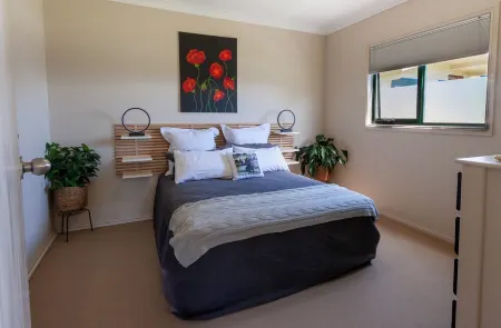 Farmstay at Fleece, Flock & Fibre an historic railway station in Taralga Отели в г. Миртлевилл