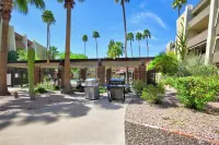 Beautiful 1st floor poolside 2-bedroom condo 5 min walk to Old Town Scottsdale..