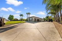 Spacious 4-bedroom house in delightful Riverside with WiFi, AC