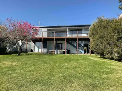 Beaches / Family Getaway / Amazing views / Golf / Wineries / Hot springs. Hotels near Rosebud Beach