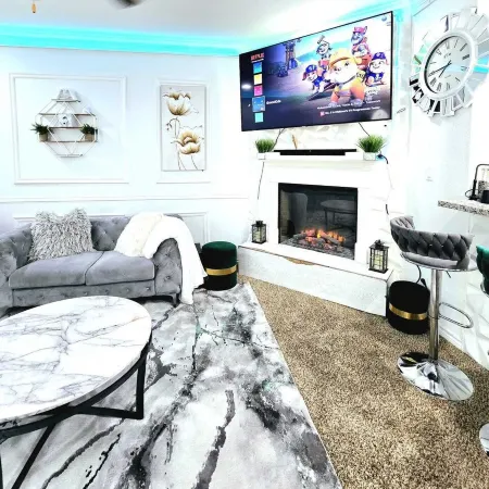 Charming 3-bedroom Home-away-from-Home with WiFi and indoor comfort in Odessa