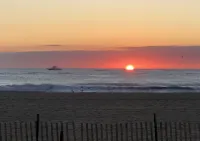 2-bed Luxury Ground Floor Unit in charming Ocean Grove - steps from beach! Hotels in Neptune Township