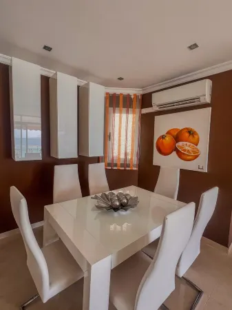 Cozy Seafront Apartment in Las Canteras with Ocean Views