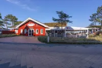1 beach location, next to a park, with swimming pool, game room