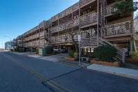 Beautiful Oceanside Condo just steps away from the beach!