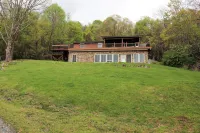 Mountain Retreat w/ Great Views, LARGE HOT TUB, Great WIFI, Near Luray Caverns
