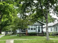 Charming 2-bedroom house in lovely Algona with WiFi, AC Hotels in Algona