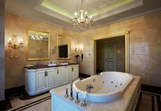 크라운 플라자 이스탄불 아시아의 럭셔리한 객실 이미지