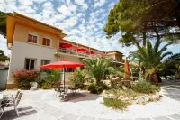 Logis Hotel Restaurant le Kalliste Hotel a La Londe-les-Maures