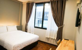 Lux Rooms Night Bazaar