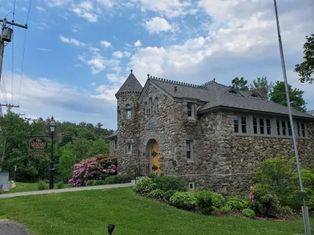 New to Market.  Coastal Haven with Wrap-Around Deck & Fire Pit Отели рядом с достопримечательностью «Футбридж Бич»