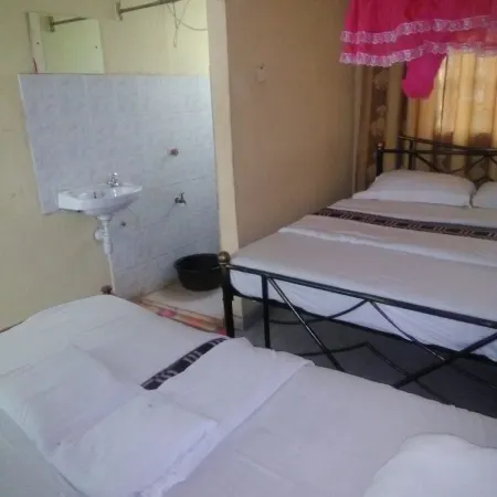 Green Court Hotel Hotele w: Bondo