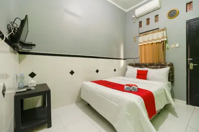 RedDoorz Syariah Near Ciledug Station Hoteller i Jatiseeng