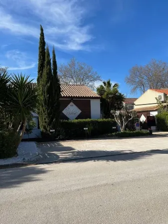 Hôtel le Médiéval- Parking Inclus Отели рядом с достопримечательностью «Salin d'Aigues-Mortes»