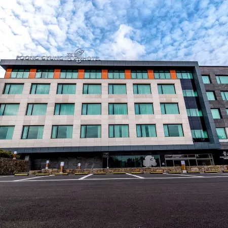 Jeju Poong Gyung Hotel Отели рядом с достопримечательностью «Музей ракушек мира»