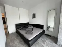 Cozy 2-Room Penthouse Lakeview W14 Hoteles en Roșu